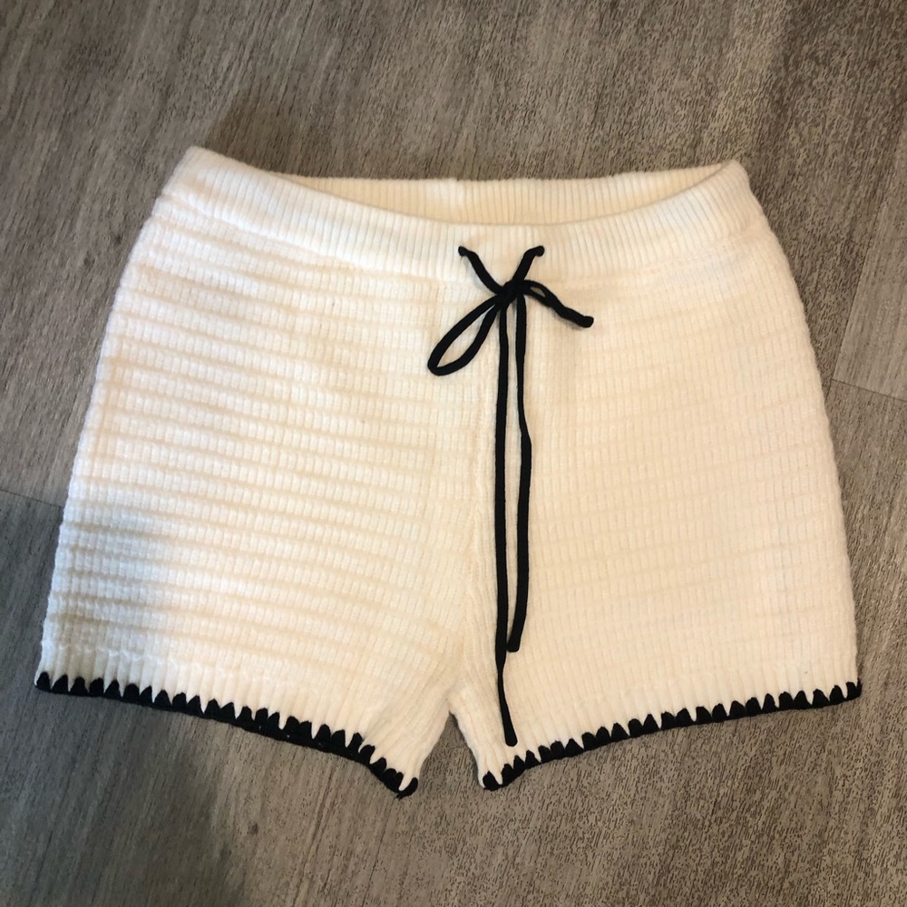 Heartloom White Knit Shorts with Black Accent XS new